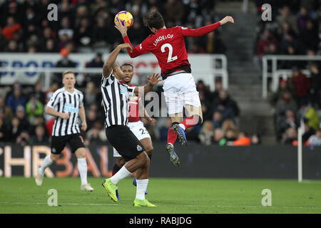 Newcastle upon Tyne, Regno Unito. Il 2 gennaio, 2019. Il 2 gennaio, 2019. Il Manchester United Victor Lindelöf gestisce la palla mentre contestare una testata con il Newcastle United's Jose Salomon Rondon durante il match di Premier League tra Newcastle United e il Manchester United presso il St James Park, Newcastle su mercoledì 2 gennaio 2019. Credito: MI News & Sport /Alamy Live News Foto Stock