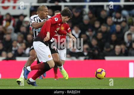 Newcastle upon Tyne, Regno Unito. Il 2 gennaio, 2019. Il 2 gennaio, 2019. Newcastle United Jose Salomon Rondon battaglie per il possesso withManchester Regno di Victor Lindelöf durante il match di Premier League tra Newcastle United e il Manchester United presso il St James Park, Newcastle su mercoledì 2 gennaio 2019. Credito: MI News & Sport /Alamy Live News Foto Stock