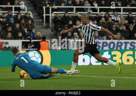 Newcastle upon Tyne, Regno Unito. Il 2 gennaio, 2019. Il 2 gennaio, 2019. David De Gea di Manchester United salva da Newcastle United Jose Salomon Rondon durante il match di Premier League tra Newcastle United e il Manchester United presso il St James Park, Newcastle su mercoledì 2 gennaio 2019. Credito: MI News & Sport /Alamy Live News Foto Stock