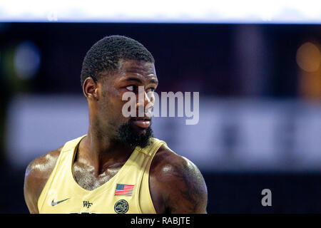 Winston-Salem, NC, Stati Uniti d'America. Il 2 gennaio, 2019. Wake Forest Demon diaconi guard Chaundee marrone (23) nel NCAA Basketball matchup LJVM al Colosseo in Winston-Salem, NC. (Scott Kinser/Cal Sport Media) Credito: csm/Alamy Live News Foto Stock