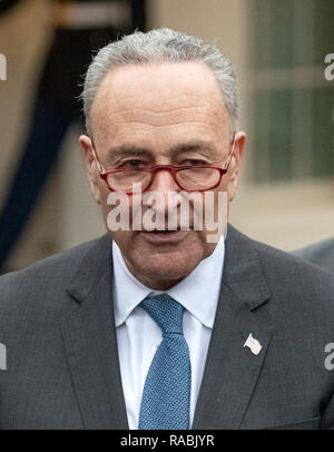 Senato degli Stati Uniti di leader della minoranza Chuck Schumer (Democratico di New York) incontra i giornalisti alla Casa Bianca dopo un incontro con il presidente USA Trump sulla sicurezza dei confini e la riapertura del governo federale presso la Casa Bianca di Washington, DC il Mercoledì, 2 gennaio 2019. Credito: Ron Sachs/CNP /MediaPunch Foto Stock