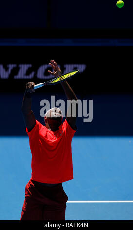 RAC Arena, Perth, Australia. 3 gennaio, 2019. Hopman Cup Tennis, sponsorizzato da Mastercard; Francesca Tiafoe del Team USA serve a Cameron Norrie squadra della Gran Bretagna Credito: Azione Sport Plus/Alamy Live News Foto Stock