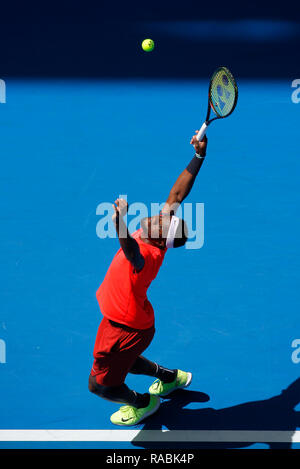 RAC Arena, Perth, Australia. 3 gennaio, 2019. Hopman Cup Tennis, sponsorizzato da Mastercard; Francesca Tiafoe del Team USA serve a Cameron Norrie squadra della Gran Bretagna Credito: Azione Sport Plus/Alamy Live News Foto Stock