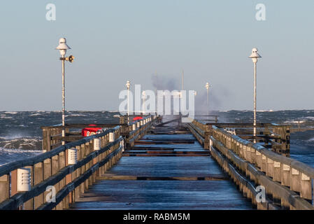 Prerow, Germania. Il 2 gennaio 2019. Prerow, Germania: La prima onda di tempesta dell'anno gravemente danneggiato il ponte del mare di Perow. Le masse di acqua spinto fuori diverse tavole di legno. A causa del danno, attualmente non è permesso accedere al molo. Prerow è una popolare destinazione turistica sul tedesco costa baltica. Credito: Mattis Kaminer/Alamy Live News Foto Stock