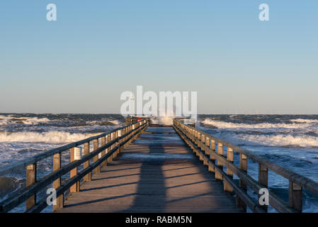 Prerow, Germania. Il 2 gennaio 2019. Prerow, Germania: La prima onda di tempesta dell'anno gravemente danneggiato il ponte del mare di Perow. Le masse di acqua spinto fuori diverse tavole di legno. A causa del danno, attualmente non è permesso accedere al molo. Prerow è una popolare destinazione turistica sul tedesco costa baltica. Credito: Mattis Kaminer/Alamy Live News Foto Stock