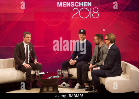 Da sinistra: Markus Lanz, moderatore, Danny aus der BIRKEN, ice hockey goalie, Yannic SEIDENBERG, ice hockey player, Christian EHRHOFF, giocatore di hockey, sullo spettacolo 'Menschen 2018', retrospettiva annuale sulla ZDF, broadcast su 20.12.2018 al 10:15 pm su ZDF, registrati su 17.12.2018 ad Amburgo, | Utilizzo di tutto il mondo Foto Stock