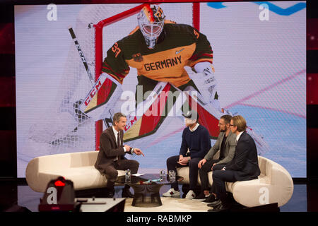 Da sinistra: Markus Lanz, moderatore, Danny aus der BIRKEN, ice hockey goalie, Yannic SEIDENBERG, ice hockey player, Christian EHRHOFF, giocatore di hockey, sullo spettacolo 'Menschen 2018', retrospettiva annuale sulla ZDF, broadcast su 20.12.2018 al 10:15 pm su ZDF, registrati su 17.12.2018 ad Amburgo, | Utilizzo di tutto il mondo Foto Stock