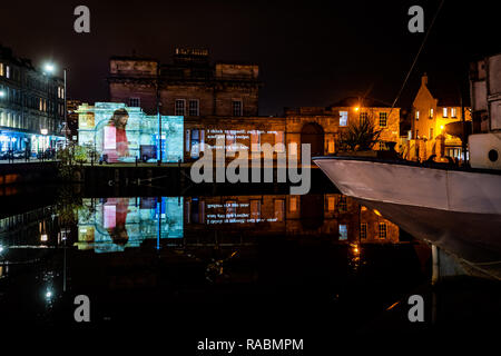 Scrittore Chitra Ramaswamy, musicista Emma Pollock e artista Daniel Warren's opera proiettata sulla Custom House in Leith come parte del messaggio dal cielo e una selezione di amore lettere scritte in Europa, proiettata su edifici di Edimburgo come parte della città Hogmanay celebrazioni. Le parole di sei internazionalmente celebrati scrittori - Billy Letford, Chitra Ramaswamy, Kapka Kassabova, Louise Welsh, Stef Smith e William Dalrymple - si illumina e animare gli edifici intorno alla città durante il primo mese del 2019. Foto Stock