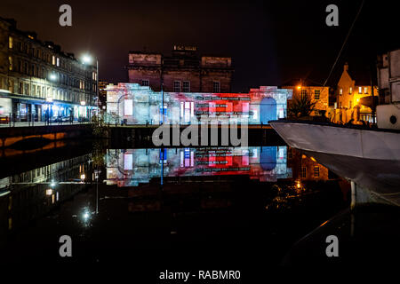 Scrittore Chitra Ramaswamy, musicista Emma Pollock e artista Daniel Warren's opera proiettata sulla Custom House in Leith come parte del messaggio dal cielo e una selezione di amore lettere scritte in Europa, proiettata su edifici di Edimburgo come parte della città Hogmanay celebrazioni. Le parole di sei internazionalmente celebrati scrittori - Billy Letford, Chitra Ramaswamy, Kapka Kassabova, Louise Welsh, Stef Smith e William Dalrymple - si illumina e animare gli edifici intorno alla città durante il primo mese del 2019. Foto Stock