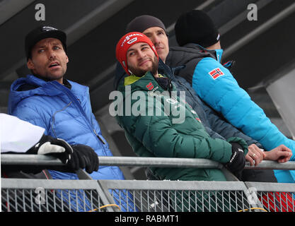 Innsbruck, Austria. 03 gen 2019. Sci nordico/ski jumping World Cup, torneo delle quattro colline, grandi colline, uomini, qualifica. Markus Eisenbichler (M) dalla Germania è in piedi accanto all'ex tedesco ponticello sci Sven Hannawald (l) prima del training. Credito: Daniel Karmann/dpa/Alamy Live News Foto Stock