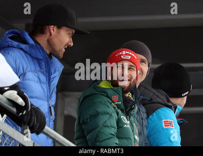 Innsbruck, Austria. 03 gen 2019. Sci nordico/ski jumping World Cup, torneo delle quattro colline, grandi colline, uomini, qualifica. Markus Eisenbichler (secondo da sinistra) dalla Germania si erge accanto all'ex tedesco ponticello sci Sven Hannawald (sinistra) prima del training. Credito: Daniel Karmann/dpa/Alamy Live News Foto Stock