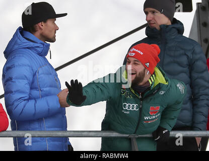 Innsbruck, Austria. 03 gen 2019. Sci nordico/ski jumping World Cup, torneo delle quattro colline, grandi colline, uomini, qualifica. Markus Eisenbichler (M) dalla Germania onde accanto alla ex tedesco ponticello sci Sven Hannawald (l) prima del training. Credito: Daniel Karmann/dpa/Alamy Live News Foto Stock