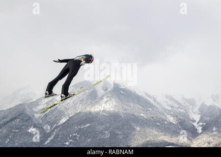 Innsbruck, Austria. 03 gen 2019. Sci nordico/ski jumping World Cup, torneo delle quattro colline, grandi colline, uomini, qualifica. Karl Geiger dalla Germania in azione al salto di formazione. Credito: Daniel Karmann/dpa/Alamy Live News Foto Stock