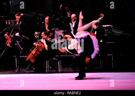 Atene, Grecia. 3 gennaio, 2019. Ballerini sono visti eseguire durante l'evento.La Franz Lehar orchestra ha presentato il miglior valzer viennesi dall'Opera di Vienna di solisti e ballerini in Atene Credito: Helen Paroglou SOPA/images/ZUMA filo/Alamy Live News Foto Stock