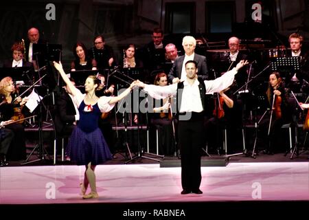 Atene, Grecia. 3 gennaio, 2019. Ballerini sono visti eseguire durante l'evento.La Franz Lehar orchestra ha presentato il miglior valzer viennesi dall'Opera di Vienna di solisti e ballerini in Atene Credito: Helen Paroglou SOPA/images/ZUMA filo/Alamy Live News Foto Stock