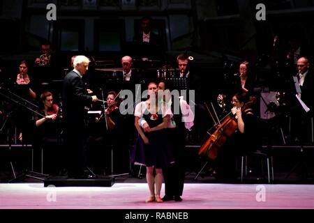 Atene, Grecia. 3 gennaio, 2019. Ballerini sono visti eseguire durante l'evento.La Franz Lehar orchestra ha presentato il miglior valzer viennesi dall'Opera di Vienna di solisti e ballerini in Atene Credito: Helen Paroglou SOPA/images/ZUMA filo/Alamy Live News Foto Stock