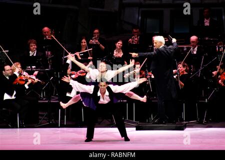 Atene, Grecia. 3 gennaio, 2019. Ballerini sono visti eseguire durante l'evento.La Franz Lehar orchestra ha presentato il miglior valzer viennesi dall'Opera di Vienna di solisti e ballerini in Atene Credito: Helen Paroglou SOPA/images/ZUMA filo/Alamy Live News Foto Stock