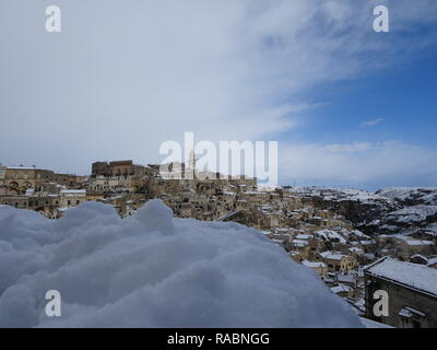 Foto Donato Fasano /LaPressecronaca03 1 2019 MateraNeve a Matera, lo spettacolo dei Sassi imbiancati Nella foto vista panoramica di Matera sotto la nevePhoto Donato Fasano /LaPressenewsJanuary, 3 2019 Matera - Italia La neve a Matera - Italiail pic vista del Matera Foto Stock