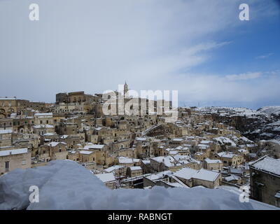 Foto Donato Fasano /LaPressecronaca03 1 2019 MateraNeve a Matera, lo spettacolo dei Sassi imbiancati Nella foto vista panoramica di Matera sotto la nevePhoto Donato Fasano /LaPressenewsJanuary, 3 2019 Matera - Italia La neve a Matera - Italiail pic vista del Matera Foto Stock