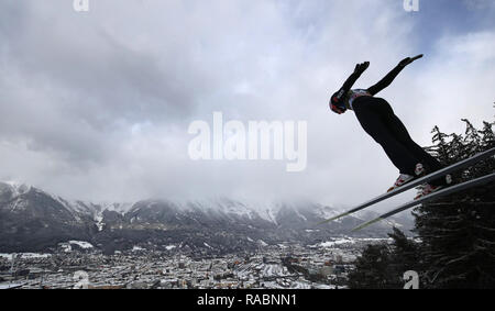 Innsbruck, Austria. 03 gen 2019. Sci nordico/ski jumping World Cup, torneo delle quattro colline, grandi colline, uomini, qualifica. Karl Geiger dalla Germania in azione al salto di formazione. Credito: Daniel Karmann/dpa/Alamy Live News Foto Stock