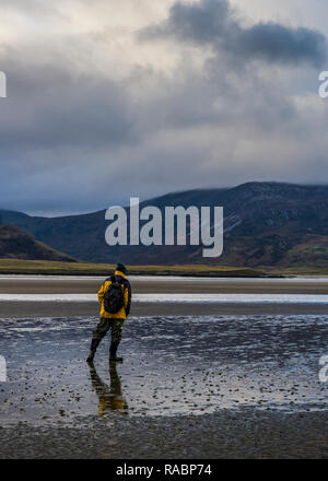 Marghera, County Donegal, Irlanda. Il 3° gennaio 2019. Un beachcomber guarda verso Slievetooey di montagna o di Sliabh Tuaidh in lingua irlandese che sorge a 510 metri sopra il livello del mare e spesso viene rabboccato con la nebbia, mare di nebbia o nuvole basse. Credito: Richard Wayman/Alamy Live News Foto Stock