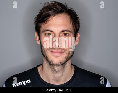 Amburgo, Germania. 03 gen 2019. Uwe Gensheimer, capitano della nazionale tedesco di squadra di pallamano, esamina il fotografo la telecamera in un evento mediatico della federazione tedesca di handball (DHB). Credito: Axel Heimken/dpa/Alamy Live News Foto Stock