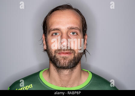 Amburgo, Germania. 03 gen 2019. Silvio Heinevetter, portiere della nazionale tedesco di squadra di pallamano, esamina il fotografo la telecamera in un evento mediatico della federazione tedesca di handball (DHB). Credito: Axel Heimken/dpa/Alamy Live News Foto Stock