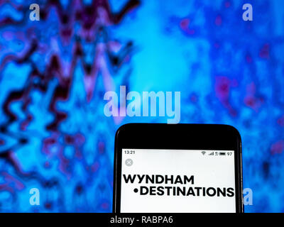 Kiev, Ucraina. 3 gennaio, 2019. Wyndham destinazioni logo azienda vede visualizzato su un telefono intelligente. Credito: Igor Golovniov SOPA/images/ZUMA filo/Alamy Live News Foto Stock