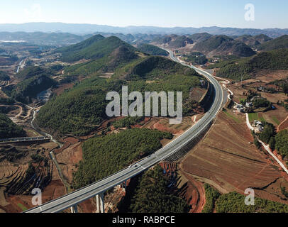 Bijie. 3 gennaio, 2019. Foto aeree prese a Gennaio 3, 2019 mostra una parte dell'autostrada Liupanshui-Weining nel sud-ovest della Cina di Guizhou. Il Liupanshui-Weining autostrada con una quota massima di 2.260 metri, il più alto in autostrada in provincia, aperto al traffico il giovedì. Credito: Egli Huan/Xinhua/Alamy Live News Foto Stock