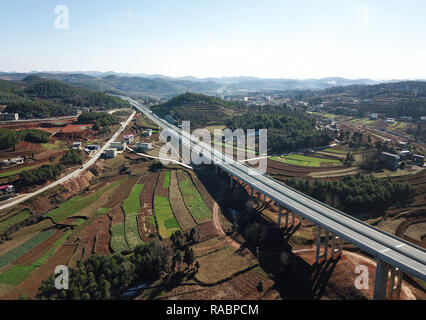 Bijie. 3 gennaio, 2019. Foto aeree prese a Gennaio 3, 2019 mostra una parte dell'autostrada Liupanshui-Weining nel sud-ovest della Cina di Guizhou. Il Liupanshui-Weining autostrada con una quota massima di 2.260 metri, il più alto in autostrada in provincia, aperto al traffico il giovedì. Credito: Egli Huan/Xinhua/Alamy Live News Foto Stock