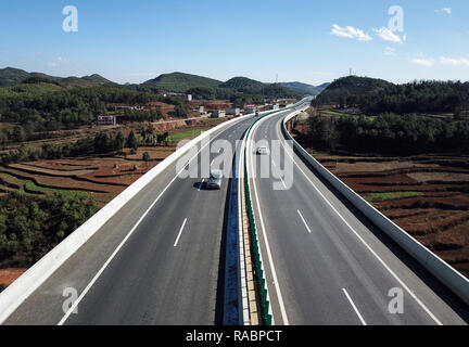 Bijie. 3 gennaio, 2019. Foto aeree prese a Gennaio 3, 2019 mostra una parte dell'autostrada Liupanshui-Weining nel sud-ovest della Cina di Guizhou. Il Liupanshui-Weining autostrada con una quota massima di 2.260 metri, il più alto in autostrada in provincia, aperto al traffico il giovedì. Credito: Egli Huan/Xinhua/Alamy Live News Foto Stock