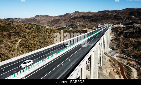 Di Liupanshui. 3 gennaio, 2019. Foto aeree prese a Gennaio 3, 2019 mostra una parte dell'autostrada Liupanshui-Weining nel sud-ovest della Cina di Guizhou. Il Liupanshui-Weining autostrada con una quota massima di 2.260 metri, il più alto in autostrada in provincia, aperto al traffico il giovedì. Credito: Tao Liang/Xinhua/Alamy Live News Foto Stock