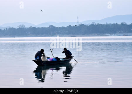 Assam, India. 3 gennaio, 2019. I pescatori indiani gettare la sua rete da pesca in fiume Brahmaputra durante il tramonto a Guwahati giovedì 3 gennaio, 2019. Foto: DAVID TALUKDAR. Credito: David Talukdar/Alamy Live News Foto Stock