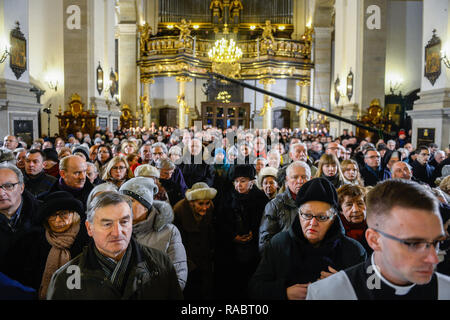 Cracovia in Polonia. 3 gennaio, 2019. Si vedono persone in preghiera all interno della chiesa di San Pietro e Paolo durante il funerale del vescovo Tadeusz Pieronek.Tadeusz Pieronek è nato il 24 ottobre 1934 in Radziechowy, fu ordinato sacerdote fino al 1957 e nel 1992 divenne Vescovo di dalle mani del Primo Papa polacco Giovanni Paolo II. Credito: Omar Marques/SOPA Immagini/ZUMA filo/Alamy Live News Foto Stock