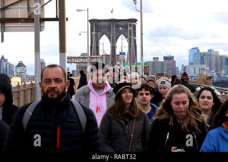 New York, NY, STATI UNITI D'AMERICA. 3rd. Jan, 2019. Il celeberrimo Ponte di Brooklyn è stato parzialmente chiuso il 31 dicembre, 2018. Il ponte che collega Brooklyn e Manhattan oltre l'East River, normalmente vede 10.000 pedoni e ciclisti 5.000 al giorno, era così affollato che le autorità della città sceglie di chiudere la passerella oltre le preoccupazioni per la sicurezza che richiede alcuni Newyorkesi per scherzo che forse è giunto il momento di imporre un canone di accesso. Viene mostrato il traffico sul ponte il 3 gennaio, 2019.© 2019 G. Ronald Lopez/DigiPixsAgain.us/Alamy Live News Foto Stock