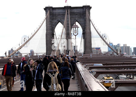 New York, NY, STATI UNITI D'AMERICA. 3rd. Jan, 2019. Il celeberrimo Ponte di Brooklyn è stato parzialmente chiuso il 31 dicembre, 2018. Il ponte che collega Brooklyn e Manhattan oltre l'East River, normalmente vede 10.000 pedoni e ciclisti 5.000 al giorno, era così affollato che le autorità della città sceglie di chiudere la passerella oltre le preoccupazioni per la sicurezza che richiede alcuni Newyorkesi per scherzo che forse è giunto il momento di imporre un canone di accesso. Viene mostrato il traffico sul ponte il 3 gennaio, 2019.© 2019 G. Ronald Lopez/DigiPixsAgain.us/Alamy Live News Foto Stock