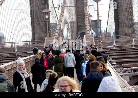 New York, NY, STATI UNITI D'AMERICA. 3rd. Jan, 2019. Il celeberrimo Ponte di Brooklyn è stato parzialmente chiuso il 31 dicembre, 2018. Il ponte che collega Brooklyn e Manhattan oltre l'East River, normalmente vede 10.000 pedoni e ciclisti 5.000 al giorno, era così affollato che le autorità della città sceglie di chiudere la passerella oltre le preoccupazioni per la sicurezza che richiede alcuni Newyorkesi per scherzo che forse è giunto il momento di imporre un canone di accesso. Viene mostrato il traffico sul ponte il 3 gennaio, 2019.© 2019 G. Ronald Lopez/DigiPixsAgain.us/Alamy Live News Foto Stock