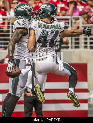 Santa Clara, California, USA. 28 Sep, 2014. Philadelphia Eagles libero di sicurezza Malcolm Jenkins (27) e libera la sicurezza Chris Maragos (42) di intercettazione celebrare Domenica, Settembre 28, 2014 in Santa Clara, California. Il 49ers sconfitto il Eagles 26-21. Credito: Al di Golub/ZUMA filo/Alamy Live News Foto Stock