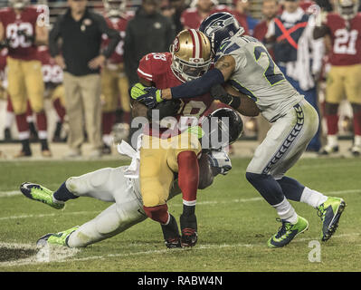 Novembre 27, 2014 - Santa Clara, California, Stati Uniti - Seattle Seahawks libero di sicurezza Earl Thomas (29) e di forte sicurezza Cancelliere Kam (31) Affrontare San Francisco 49ers running back Carlos Hyde (28) Giovedì, 27 novembre 2014, a Levis Stadium di Santa Clara, California. Il Seahawks sconfitto il 49ers 19-3. (Credito Immagine: © Al Golub/ZUMA filo) Foto Stock