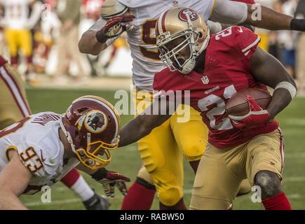 Novembre 23, 2014 - Santa Clara, California, Stati Uniti - San Francisco 49ers running back Frank Gore (21) Dare braccio rigido a Washington Redskins fuori linebacker Trento Murphy (93) Domenica, 23 novembre 2014, a Levis Stadium di Santa Clara, California. Il 49ers sconfitto il Redskins 17-13. (Credito Immagine: © Al Golub/ZUMA filo) Foto Stock