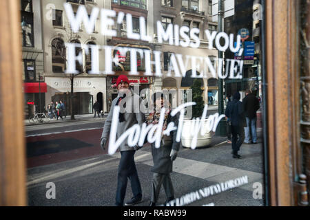 New York, Stati Uniti d'America. 3 gennaio, 2019. La gente a piedi passato il Signore chiuse & Taylor flagship store sulla Fifth Avenue a Manhattan, New York City, Stati Uniti a Gennaio 3, 2019. Il famoso grande magazzino catena Signore & Taylor chiuso ufficialmente la sua flagship store sulla Fifth Avenue a Manhattan. Il 11 piani è stato un punto di riferimento a New York la più prestigiosa area commerciale per oltre un secolo, vanta circa la sua vacanza animata windows e raffinata selezione di gioielli e abbigliamento e attirare degli abitanti della città e per i turisti. Credito: Wang Ying/Xinhua/Alamy Live News Foto Stock