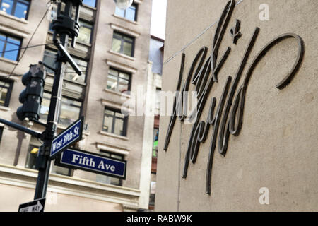 New York, Stati Uniti d'America. 3 gennaio, 2019. Il logo di Lord & Taylor è visto sulla sua flagship store edificio sulla Fifth Avenue a Manhattan, New York City, Stati Uniti a Gennaio 3, 2019. Il famoso grande magazzino catena Signore & Taylor chiuso ufficialmente la sua flagship store sulla Fifth Avenue a Manhattan. Il 11 piani è stato un punto di riferimento a New York la più prestigiosa area commerciale per oltre un secolo, vanta circa la sua vacanza animata windows e raffinata selezione di gioielli e abbigliamento e attirare degli abitanti della città e per i turisti. Credito: Wang Ying/Xinhua/Alamy Live News Foto Stock