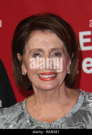 ***FILE FOTO*** Nancy Pelosi eletto come portavoce della casa di Los Angeles, CA - Febbraio 13 Nancy Pelosi frequentando 2016 MusiCares persona dell'anno in onore di Lionel Richie al Los Angeles Convention Center il 13 febbraio 2016. Credito: RTNSadou/MediaPunch Foto Stock