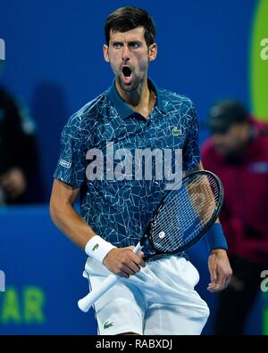 Doha in Qatar. 3 gennaio, 2019. Novak Djokovic di Serbia reagisce durante i singoli quarti match contro Nikoloz Basilashvili della Georgia ad ATP Qatar Open Tennis Tournament a Doha, capitale del Qatar, Gen 3, 2019. Credito: Nikku/Xinhua/Alamy Live News Foto Stock