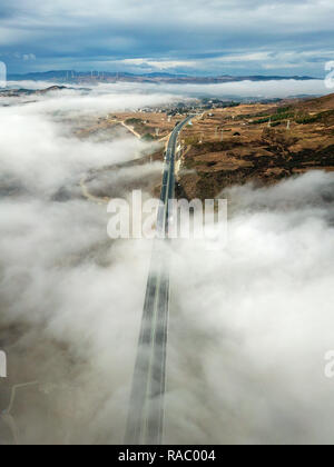 Pechino, Cina. 3 gennaio, 2019. Foto rilasciata a gennaio 3, 2019 da Xinhua mostra una parte dell'autostrada Liupanshui-Weining nel sud-ovest della Cina di Guizhou. L'autostrada, con una quota massima di 2.260 metri, è il più alto in autostrada in Guizhou, e aperto al traffico il giovedì. Credito: Egli Huan/Xinhua/Alamy Live News Foto Stock