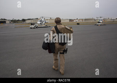 18 gennaio 2018 - Alexis Clark, un'aria agente di interdizione (pilota) CON GLI STATI UNITI Delle dogane e della protezione delle frontiere dell'aria e operazioni marine, si prepara per una pattuglia di McAllen, Texas, il 18 gennaio 2018. (Credito Immagine: © David Ryder/ZUMA filo) Foto Stock