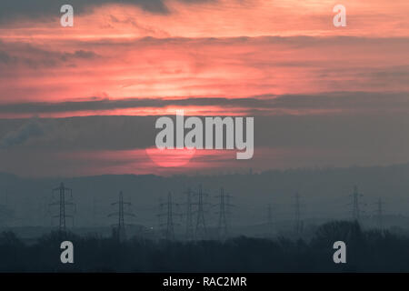 Londra REGNO UNITO. 4 gennaio 2019. Il sole sorge orb sopra torri di trasmissione a Wimbledon in un freddo inverno mattina come le temperature scendono sotto lo zero Credit: amer ghazzal/Alamy Live News Foto Stock