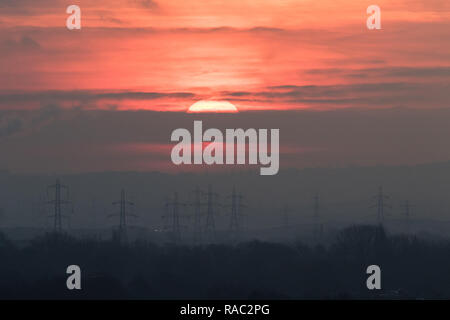 Londra REGNO UNITO. 4 gennaio 2019. Il sole sorge orb sopra torri di trasmissione a Wimbledon in un freddo inverno mattina come le temperature scendono sotto lo zero Credit: amer ghazzal/Alamy Live News Foto Stock