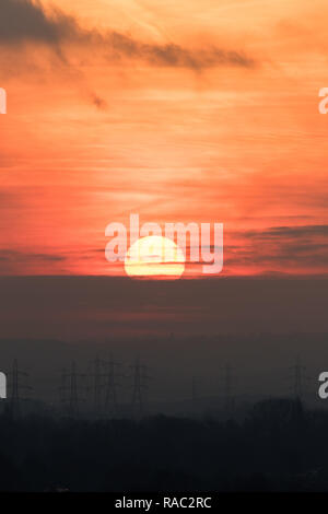 Londra REGNO UNITO. 4 gennaio 2019. Il sole sorge orb sopra torri di trasmissione a Wimbledon in un freddo inverno mattina come le temperature scendono sotto lo zero Credit: amer ghazzal/Alamy Live News Foto Stock