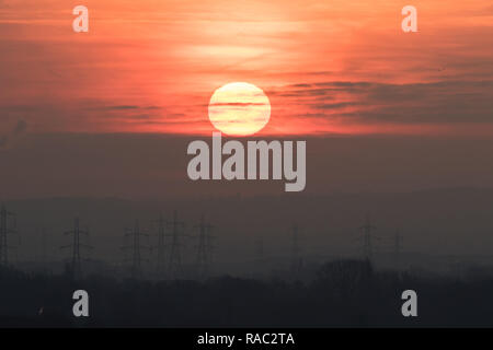 Londra REGNO UNITO. 4 gennaio 2019. Il sole sorge orb sopra torri di trasmissione a Wimbledon in un freddo inverno mattina come le temperature scendono sotto lo zero Credit: amer ghazzal/Alamy Live News Foto Stock